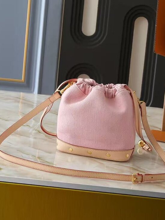 Classic DIOR Bag: A Stylish and Versatile Choice for Elegance - Picture 5 of 5